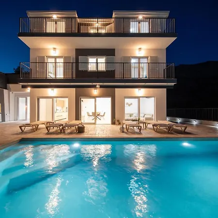 Villa Luxurious 7-bedroom Mi With Private Pool, 500m From The