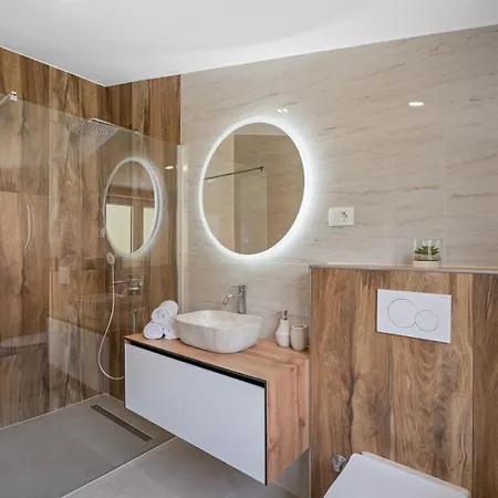 Luxurious 7-bedroom Mi With Private Pool, 500m From The Villa *