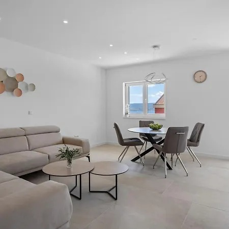 Villa Luxurious 7-bedroom Mi With Private Pool, 500m From The *