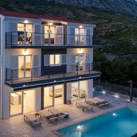 Villa Luxurious 7-bedroom Mi With Private Pool, 500m From The *