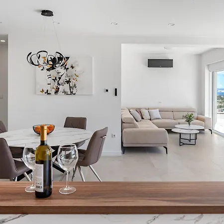 Luxurious 7-bedroom Mi With Private Pool, 500m From The Villa Sumpetar