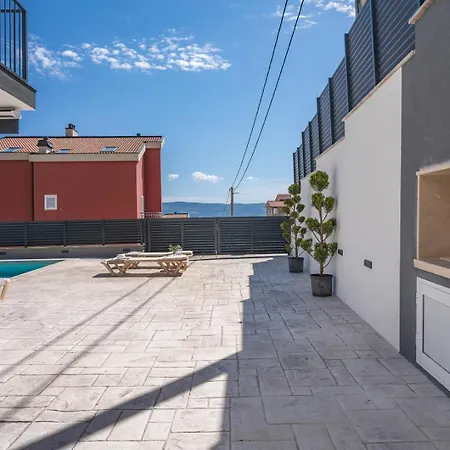 Luxurious 7-bedroom Mi With Private Pool, 500m From The