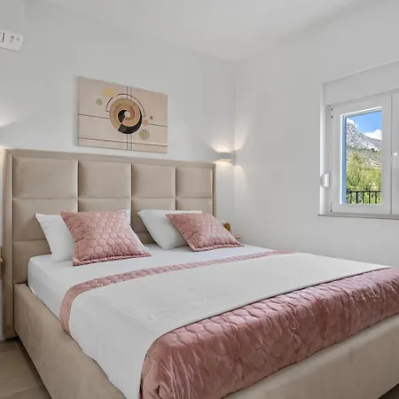Luxurious 7-bedroom Mi With Private Pool, 500m From The Villa Sumpetar