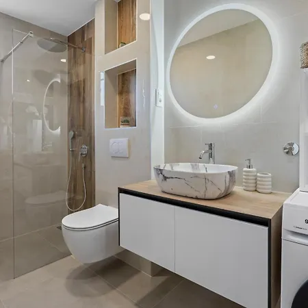 Luxurious 7-bedroom Mi With Private Pool, 500m From The *