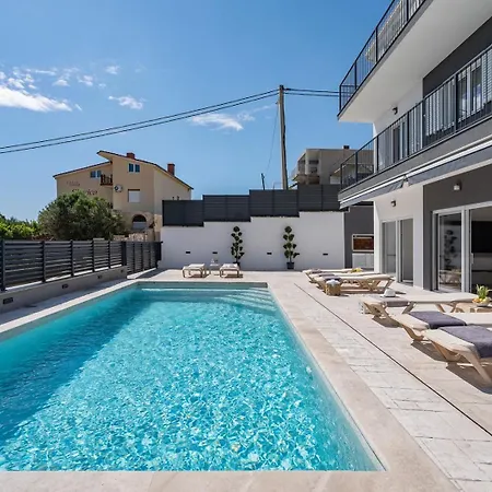 Villa Luxurious 7-bedroom Mi With Private Pool, 500m From The Sumpetar