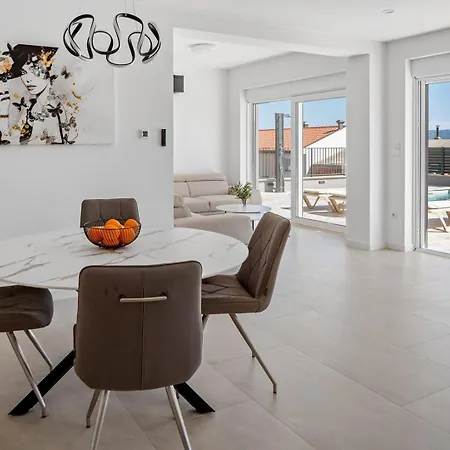 Luxurious 7-bedroom Mi With Private Pool, 500m From The *