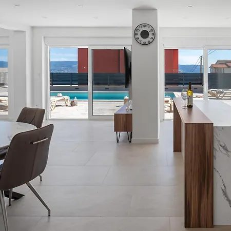 Luxurious 7-bedroom Mi With Private Pool, 500m From The Sumpetar