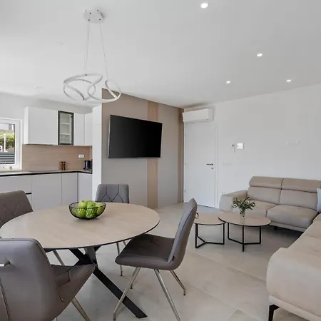 Luxurious 7-bedroom Mi With Private Pool, 500m From The Villa