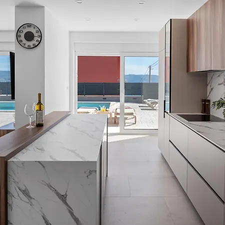 Luxurious 7-bedroom Mi With Private Pool, 500m From The Villa *