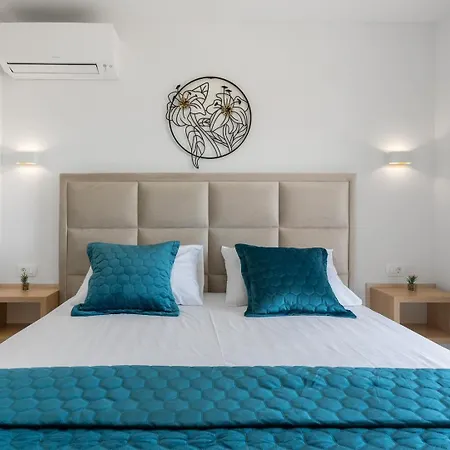 Luxurious 7-bedroom Mi With Private Pool, 500m From The