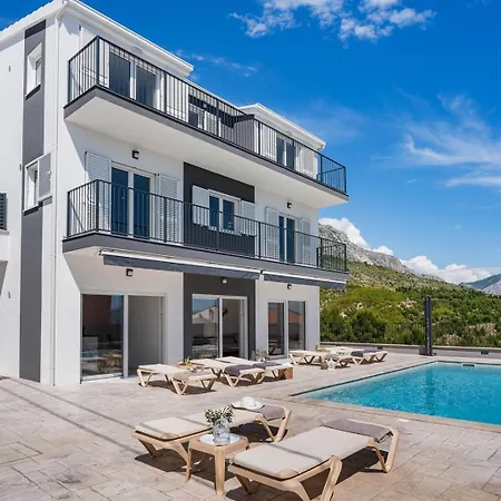 Villa Luxurious 7-bedroom Mi With Private Pool, 500m From The *