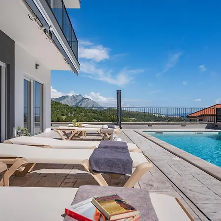 Luxurious 7-bedroom Mi With Private Pool, 500m From The Villa