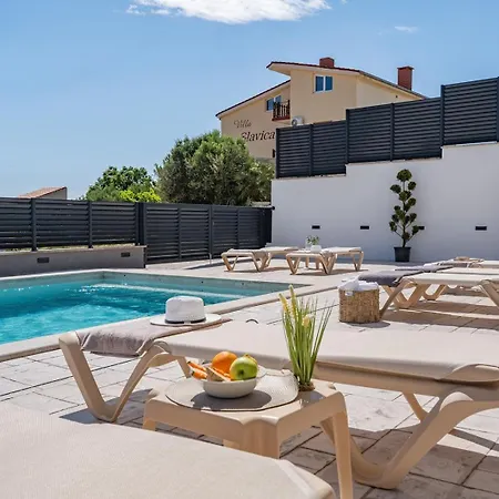 Luxurious 7-bedroom Mi With Private Pool, 500m From The Villa Sumpetar