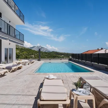 Villa Luxurious 7-bedroom Mi With Private Pool, 500m From The *