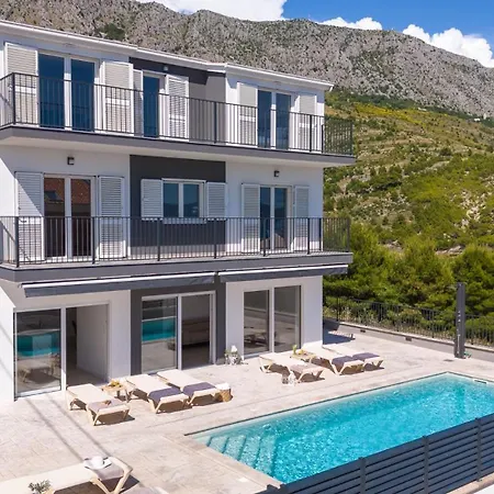 Luxurious 7-bedroom Mi With Private Pool, 500m From The