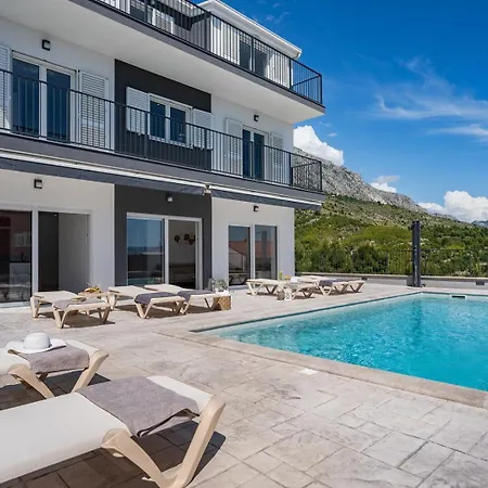 Luxurious 7-bedroom Mi With Private Pool, 500m From The Villa *