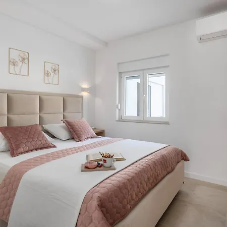 Villa Luxurious 7-bedroom Mi With Private Pool, 500m From The *