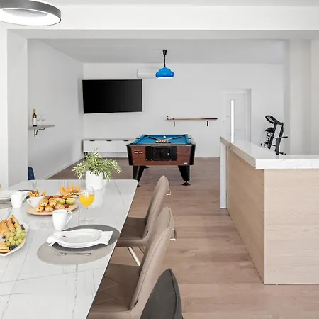 Luxurious 7-bedroom Mi With Private Pool, 500m From The *