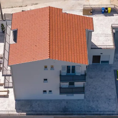 Luxurious 7-bedroom Mi With Private Pool, 500m From The Sumpetar